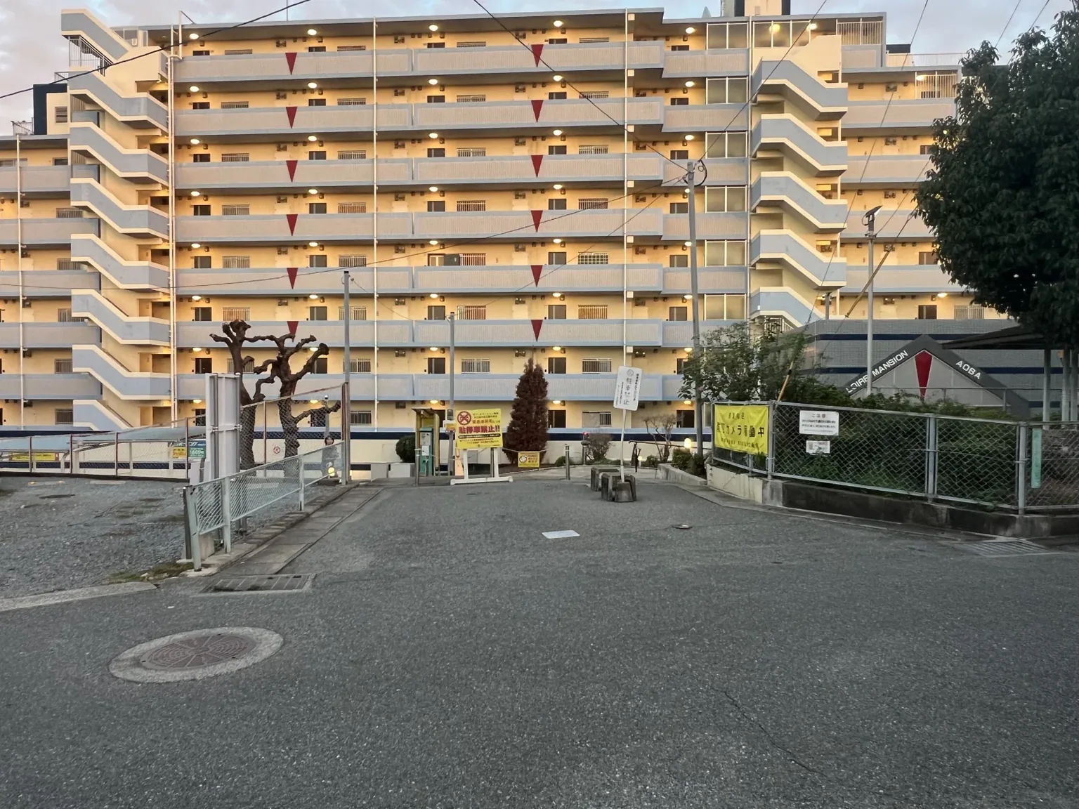 土井団地側の入口。車両進入禁止の標識が立ち、奥にロワールマンション青葉の建物が見えます。