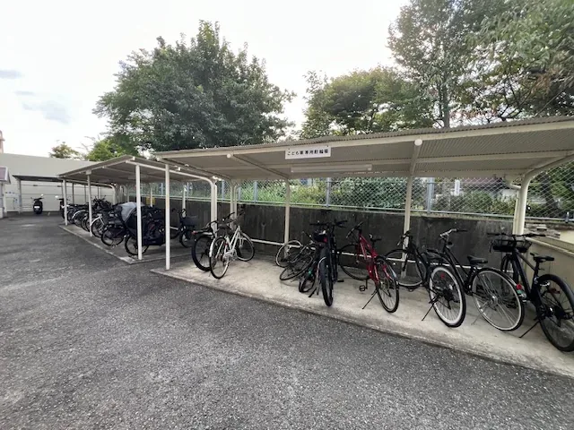 ウエスト棟側の屋根付き駐輪場。奥行きのある屋根の下に自転車が並んでいます。
