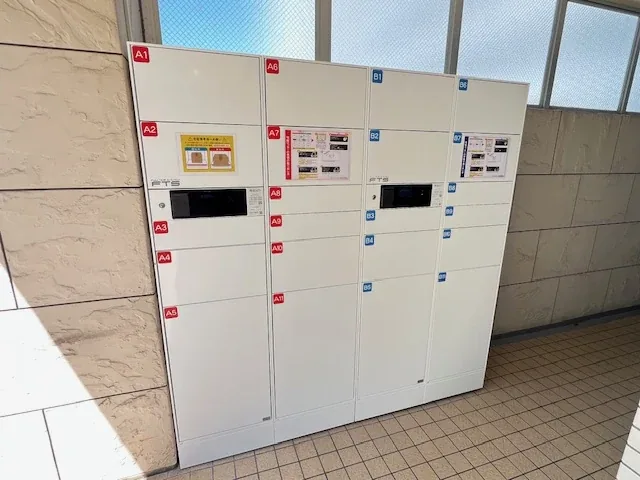 宅配ロッカー。番号の付いた扉が並んでいます。
