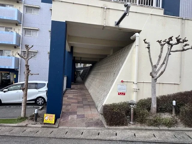 イースト棟の進入口を外から見たところ。建物の下を抜ける通路になっています。