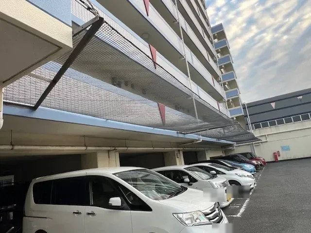 ウエスト棟のバルコニーの下に張られた落下物防止ネット。下は駐車区画です。