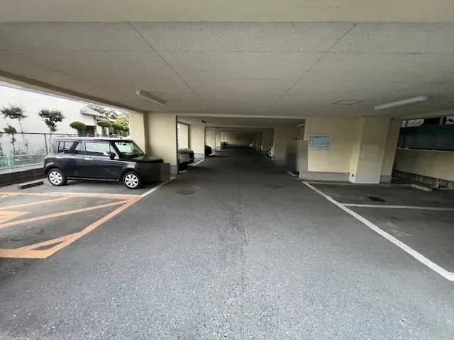 建物の下を使った駐車区画。柱のあいだに車が停められています。
