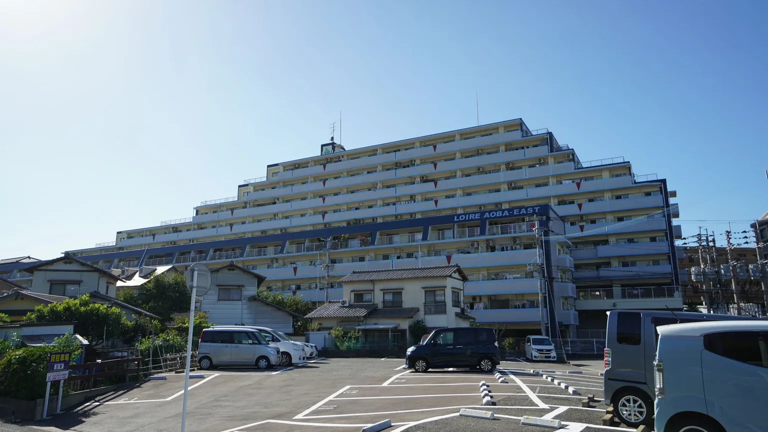 東側から見たロワールマンション青葉の全景と敷地内駐車場。