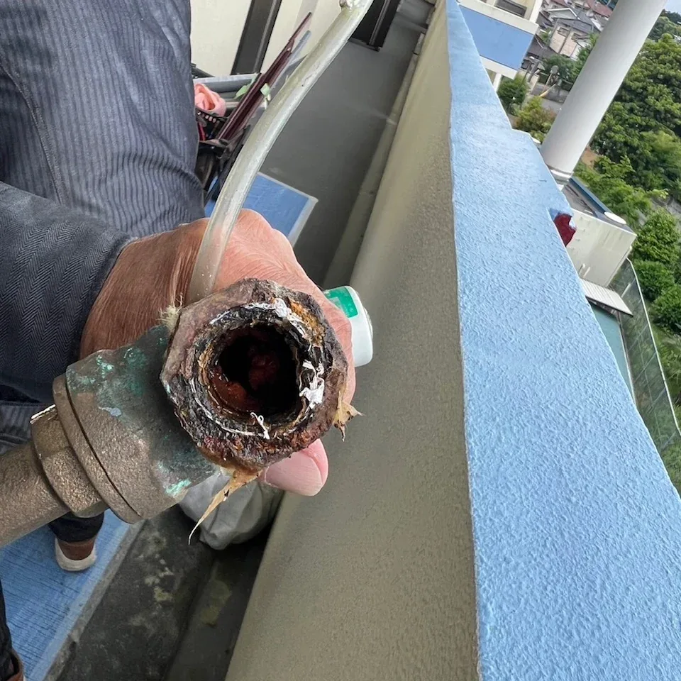 給水管の断面。さびが積もって水の通り道が細くなっている